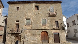 Edifici de Cal Bep del Pau a l'actualitat. El terç esquerre es Cal Cama i Cal Bisbe es troba a la primera casa del C/Major.