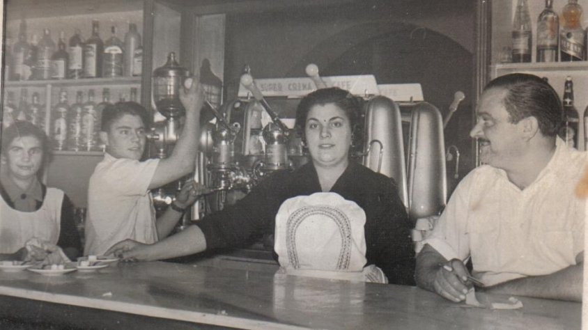 El Tonet, amb els seus germans Joana i  Jaume i una treballadora.