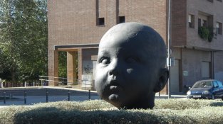 Escultura-monument "Dia" a l'Av. Alcalde Pujol, davant de la seu de la fundació