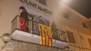 Saludant des del balcó de l'Ajuntament.