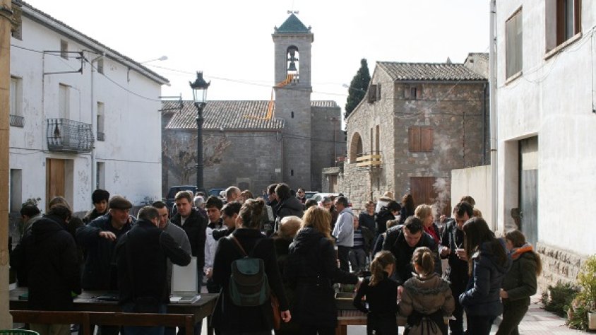 Una imatge de la sessió d'escaneig de fotografies acompanyada de xocolata.