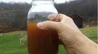 Hi ha gent als EUA que penja a la xarxa imatges de com deixa el fràcking les seves reserves d'aigua.